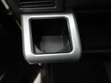 カップホルダーは運転席や助手席からちょうど手の届く位置です!!