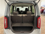 テールゲートを開ければ広いラゲッジスペースが姿を現します。人とモノが快適に移動できる空間って特別ですよね。ドライブがもっと楽しくなります。洗車用品などの小物を入れるスペースもございます。