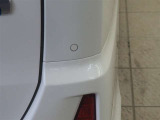 コーナーセンサーを車の前後に装備。障害物までの距離に応じて警告音を変えてお知らせ。縦列駐車時や駐車場・車庫などでの取り回しをサポートします。詳細は販売店スタッフまでおたずねください。