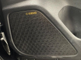 【YAMAHAサウンドシステム】メーカーオプションの高品位サウンドシステムを搭載。専用のチューニングが施された大小様々なスピーカーから良質なサウンドが奏でられ、臨場感あふれる音響空間を演出します。