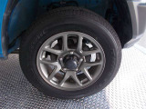 純正アルミホイール付き。タイヤ装着サイズは「175/80R16」です。