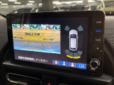 【バックカメラ】駐車時に後方がリアルタイム映像で確認できます。大型商業施設や立体駐車場での駐車時や、夜間のバック時に大活躍!