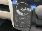 【オートエアコン】一度お好みの温度に設定すれば、車内の温度を検知し風量や温度を自動で調整。暑い&hellip;寒い&hellip;と何度もスイッチ操作をする必要はありません。快適な車内空間には必須の機能ですね♪