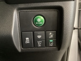 Hondaセンシング用の、VSA(ABS+TCS+横滑り抑制)解除と路外逸脱抑制機能のオンオフスイッチなどはハンドルの右側に装備しています。燃費に役立つECONボタンもここです。