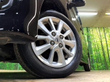 【純正アルミホイール】外観にマッチした純正アルミホイールを装着しております。各種社外アルミホイールや、スタッドレスタイヤも取扱いしております。是非ご相談ください♪