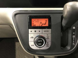 【オートエアコン】一度お好みの温度に設定すれば、車内の温度を検知し風量や温度を自動で調整。