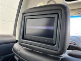 【後席モニター】後部座席からも、DVDや映画・ライブ映像など様々な動画が楽しめドライブが退屈しません!※機種によって接続できる映像が異なります。