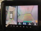 全方位モニター付きです。車両を上から見たような映像をナビゲーション画面に表示。運転席からの目視だけでは見にくい、車両周辺の状況をリアルタイムでしっかり確認できます。