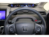 ハンドル左側にはオーディオ操作が出来るオーディオリモートコントロールスイッチ、右側にはHondaSENSINGとオートクルーズスイッチを装備!長距離運転や高速道路の運転では大活躍です!