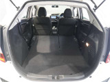 【トランクスルー機構】後席を前に倒してトランクルームとつなげ、長尺物の収納を可能にするトランクスルー機構も備えています。
