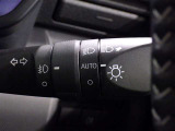 【オートライト】車外の明るさに応じて、自動的にライトの点灯・消灯をしてくれます。
