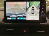 マルチビューカメラシステム搭載車です。お車の周囲を全方位でカバーします。後方・前方・両脇と、コンディションが悪い視界でもカラーモニターに映し出した映像がドライバーをサポートします。