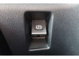 【電動パーキングブレーキ】オートモードのときは、シフトレバーの操作に応じてパーキングブレーキが自動で作動♪