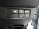 パワーテールゲートの開閉、パーキングセンサーや横滑りを防ぐVSA等のスイッチ類は運転席の右側、手の届きやすい位置にあります。