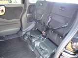 ◆チップアップ&ダイブダウン機構付【ULTR SEAT】は後席座面を左右分割で跳ね上げることができます。トランクで積載できない背の高い荷物をラクラク収納できます。ホンダ車ならではの人気装備です。