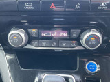 オートエアコンです!ボタンでの簡単な操作で室内を快適な温度にしてくれますので、夏場や冬場でも快適なドライブができます。