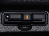 装備されているビルトインタイプのホンダ純正ETC車載器です。セットアップしてからご納車致します。ETCカードを差し込めば高速道路の出入り口ゲートを楽々通過出来ます。