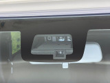 【スズキ セーフティサポート】走行中に前方の車両等を認識し、衝突しそうな時は警報とブレーキで衝突回避と被害軽減をアシスト。より安全にドライブをお楽しみいただけます。