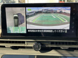アラウンドビューモニター、駐車中の車を空から見下ろしているかのような映像で表示し、駐車をアシストします
