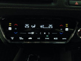 ★運転席&助手席シートヒーター★冷えた車内でも、スイッチを押せば座面と背もたれで身体を温めます。