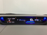デジタル表示のスピードメーターとタコメーターを大きく配した見やすいメーター部になっています。左側のインフォメーション画面でオドメーターや燃費などの情報を確認できます。