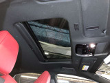 解放感を感じることができるムーンルーフ。屋外の気持ち良い風や日差しとり込み車内空間を明るくします。