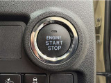 エンジンスタートボタンです。キーが車内にあれば、エンジンの始動・停止はブレーキを踏んでスイッチを押すだけ!キーを取り出す手間を省き、ワンプッシュでエンジンを操作するので簡単でスムーズです。