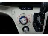★エアコンはオートタイプが装着済みです!オートモードにしておけば、車内温度を設定するだけで風の料や吹き出し口の切り替えを機械が行ってくれます!一年中快適な環境を作れますよ♪