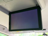 【フリップダウンモニター】大画面モニターで後席でもエンタメをお楽しみいただけます。小さなお子様にも大人気の装備です♪