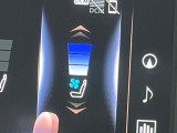 【シートベンチレーション】夏場は涼しい風でお尻や背中の熱やムレを防ぎ、冬はエアコンよりも早く温まってポカポカに!季節を問わず快適に過ごせます。