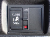 運転席からもスライドドアをボタン操作でスピーディーに開閉できます!またスマートキーでも操作できるので便利です。