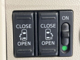 【両側パワースライドドア】スマートキーや運転席のスイッチで後席両側スライドドアの開閉が可能♪電動だから力を入れてドアを開ける必要が無く、小さなお子様でも簡単に開け閉めでき快適です♪