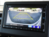 バックをするとき自動でリアの様子が映る『リアカメラ』付き! ナビ画面で確認しながらバックができますから安心ですね。でも、目視も大切ですよ!安全第一でお願いします!