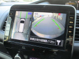 自車を真上から見下ろすように映し出すので周囲の状況が分かるアラウンドビューモニター搭載。フロントカメラとしても使用できます。車庫入れなど苦手な人の頼りになる助っ人です。