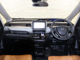 操作性に優れた運転席となります!小物入れや各ボタンの配置にこだわり、使いやすいです!座り心地もよく視認性も良好なのでロングドライブもお任せ下さい!