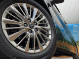 【純正17インチアルミホイール】外観にマッチした純正アルミホイールを装着しております。各種社外アルミホイールや、スタッドレスタイヤも取扱いしております。是非ご相談ください♪