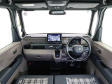 N-BOXの開放的な前方視界。フロントガラスが大きいので運転がしやすく疲れにくいです。また、全ての装備が適正配置されていて操作性に優れています。