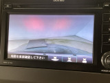 【バックカメラ】運転が苦手な方も車庫入れラクラクです!ギアをリバースに入れれば自動的に切り換わりますので、面倒な操作は不要です♪狭い駐車場もお車を傷つけず安心ですね!