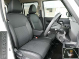 運転席シートリフター(ラチェット式)で、座面の高さも上下に動き、体格にあわせて調整ができます。フロントシートには、冬場で重宝するシートヒーターも装備!
