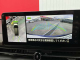 上空から見下ろしているかのような映像をディスプレイに映し出し、スムースな駐車をサポートします。画面は「トップビュー」のほか「サイドブラインドビュー」への切り換えが可能。ますます安心です