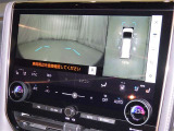 パノラミックビューモニターシステムが付いているので車の上から見た映像が確認できますよ。 一目で車両周辺の情報を確認できますが、直接安全をご確認下さい。