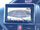 リアカメラ装備、運転に自信のない方でも安心して車庫入れができるリバース連動リアカメラが装着されています。狭い駐車場はもちろん、雨の日や夜間でもストレスなく運転していただけます。