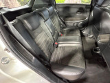 後部座席も気になるようなキズ・汚れやへたり等、大きなダメージはなく、良好な状態です。