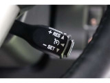 【クルーズコントロール】搭載です。オンにしておけば、高速道路などでアクセルを踏み続けなくてもセットした一定速度を維持してくれます。運転する方の負担を軽減し、疲労軽減に貢献してくれます。