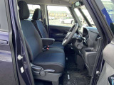 【ゆったりと運転してください】足元空間も広く、スムーズに乗り降りもいただけます♪