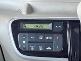【オートエアコン】一度お好みの温度に設定すれば、車内の温度を検知し風量や温度を自動で調整。暑い&hellip;寒い&hellip;と何度もスイッチ操作をする必要はありません。快適な車内空間には必須の機能ですね♪