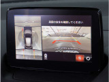 【360&deg;ビュー・モニター】専用カメラにより上から見下ろしたような視点で360度クルマの周囲を確認することができます。駐車が苦手な方でも縦列駐車や幅寄せ時に活躍してくれます。