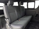 後部座席も当然、綺麗・清潔に仕上げております。内装の綺麗なお車は気持ちが良いですし、コンディションのいい車が多いです。