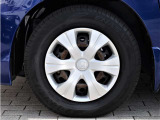 タイヤサイズは、185/70R14です。デザインにも優れている純正ホイールキャップが装備され、足元を引き締めます。