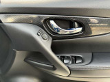 運転席ドアのパワーウインドウ操作スイッチと電格ドアミラーのリモコンスイッチです。狭い駐車場やすれ違い時にドアミラーが遠隔操作で格納できると大変便利です。